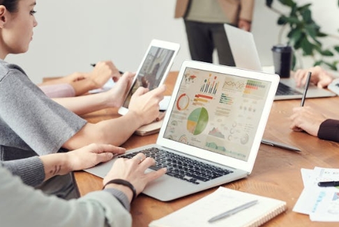 外贸建站实战指南:费用、功能与SEO核心要点